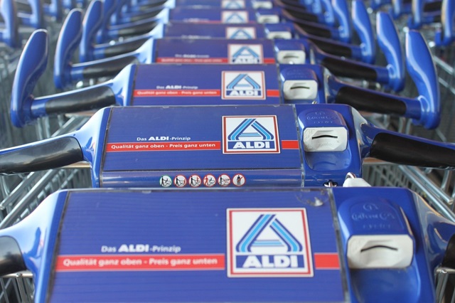 Des chariots du magasin Aldi